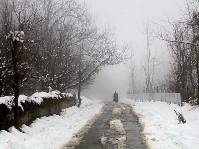 1317445-_zkn_afterheavysnowinvalleymanwalksaloneonthestreetsatshopian_kashmirsnow-1486266964-675-640x480.jpg