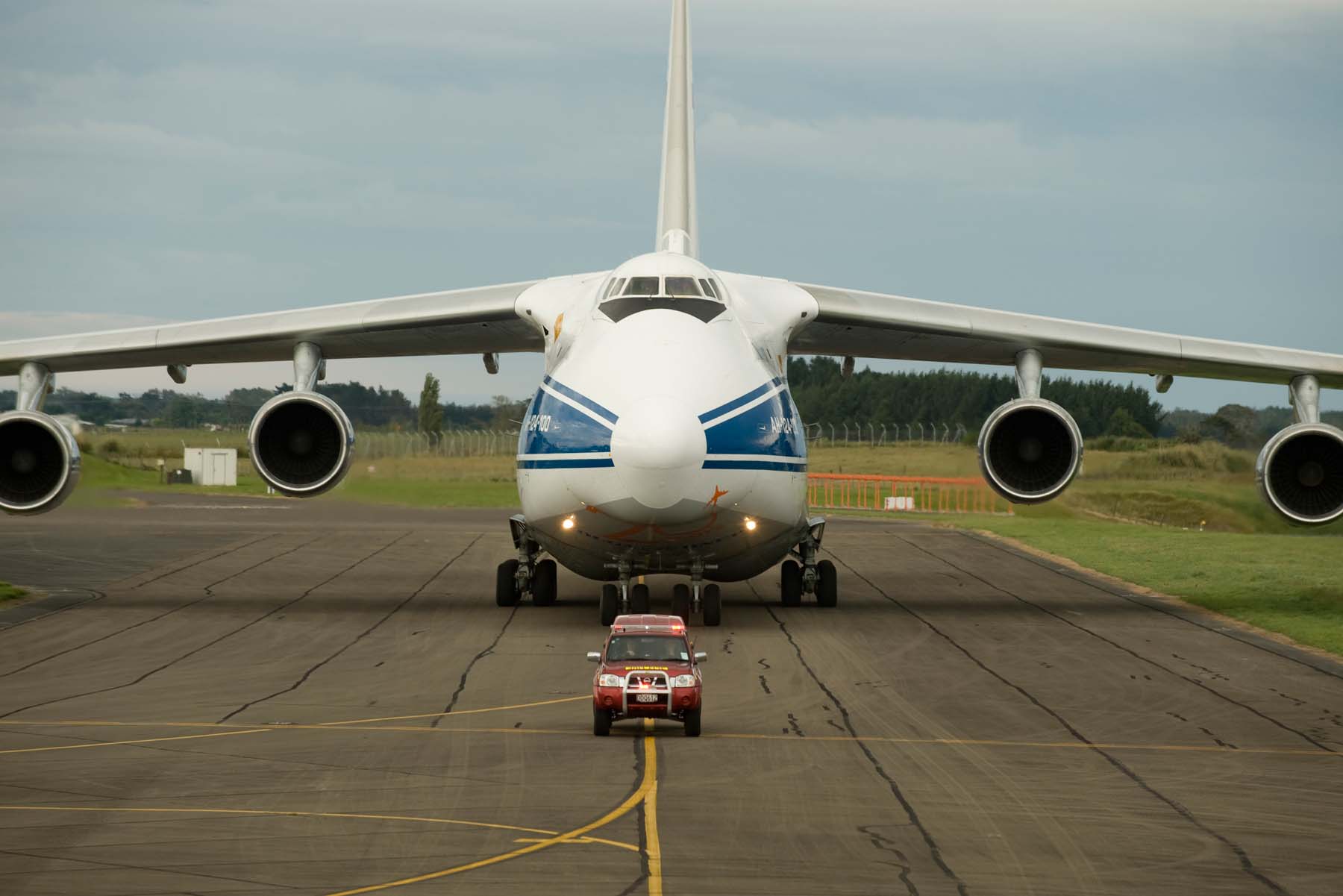 Antonov_AN124-100_and_'follow_me'_vehicle.jpg