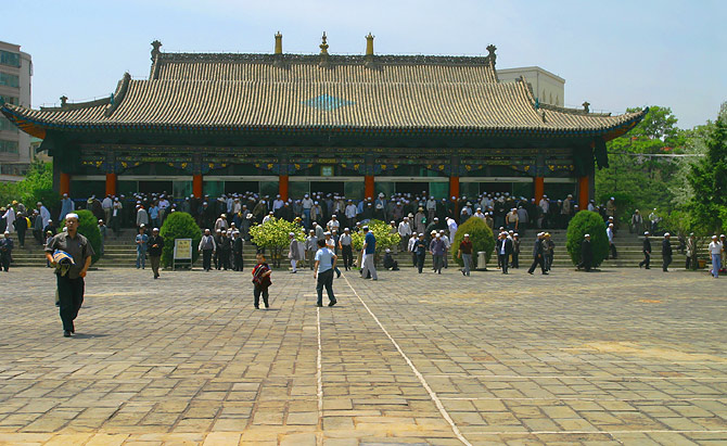 After_prayers_at_Dongguan_mosque.jpg