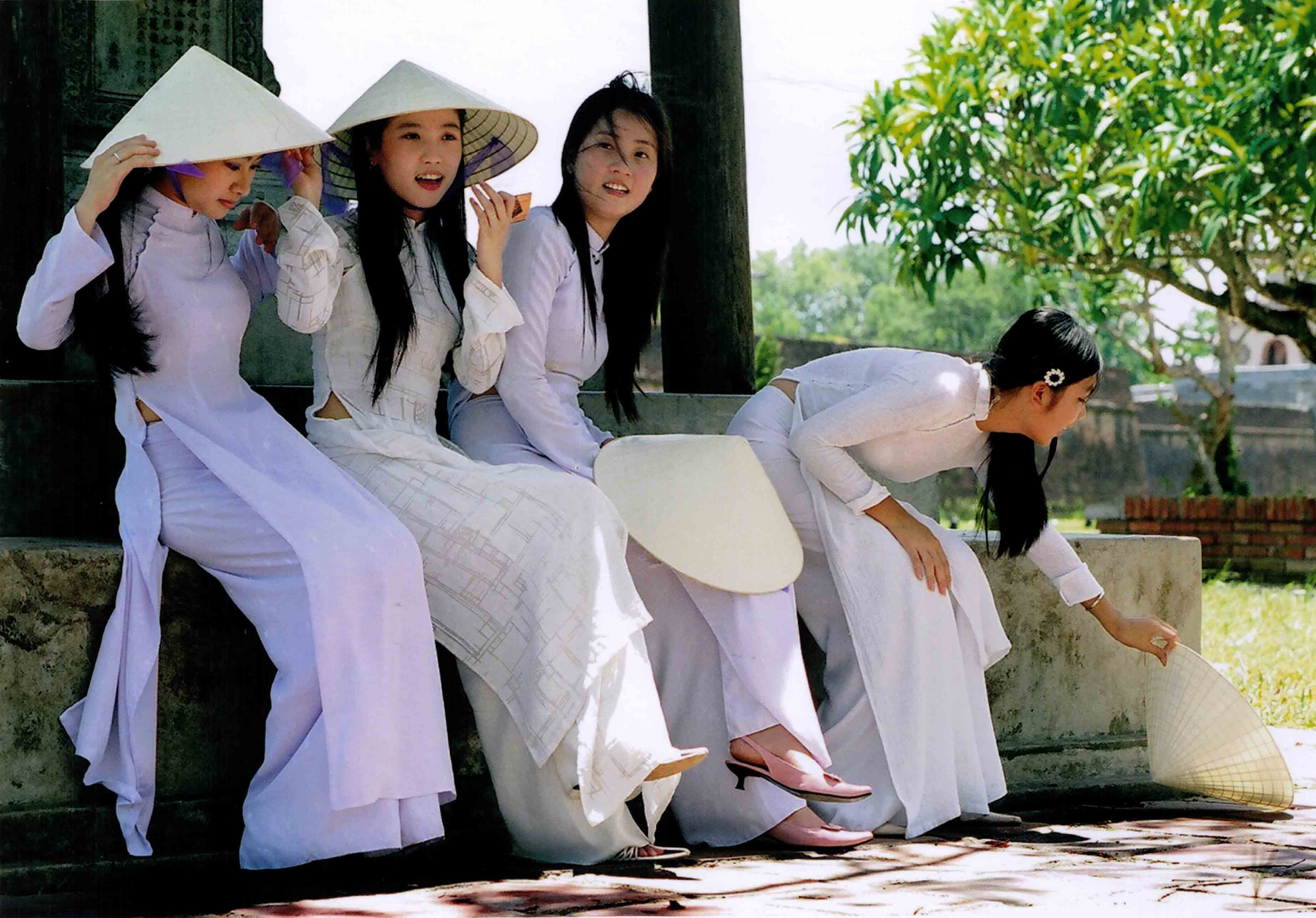 Ao-Dai-Girls-lr1.jpg