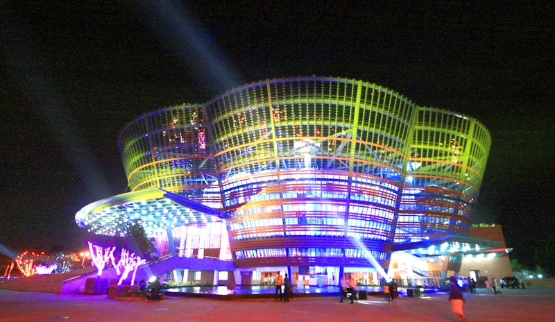 Nelum_Pokuna_%28Lotus_Pond%29_Mahinda_Rajapaksa_Theatre.JPG