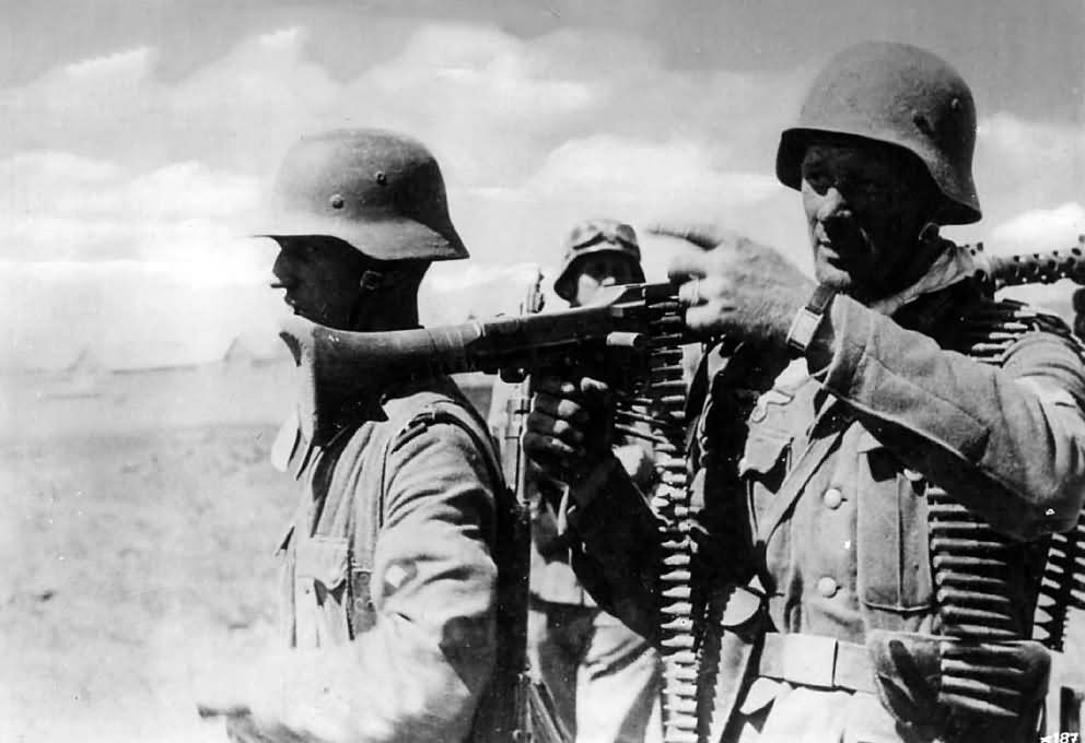 wehrmacht_troops_with_Maschinengewehr_34_1941.jpg