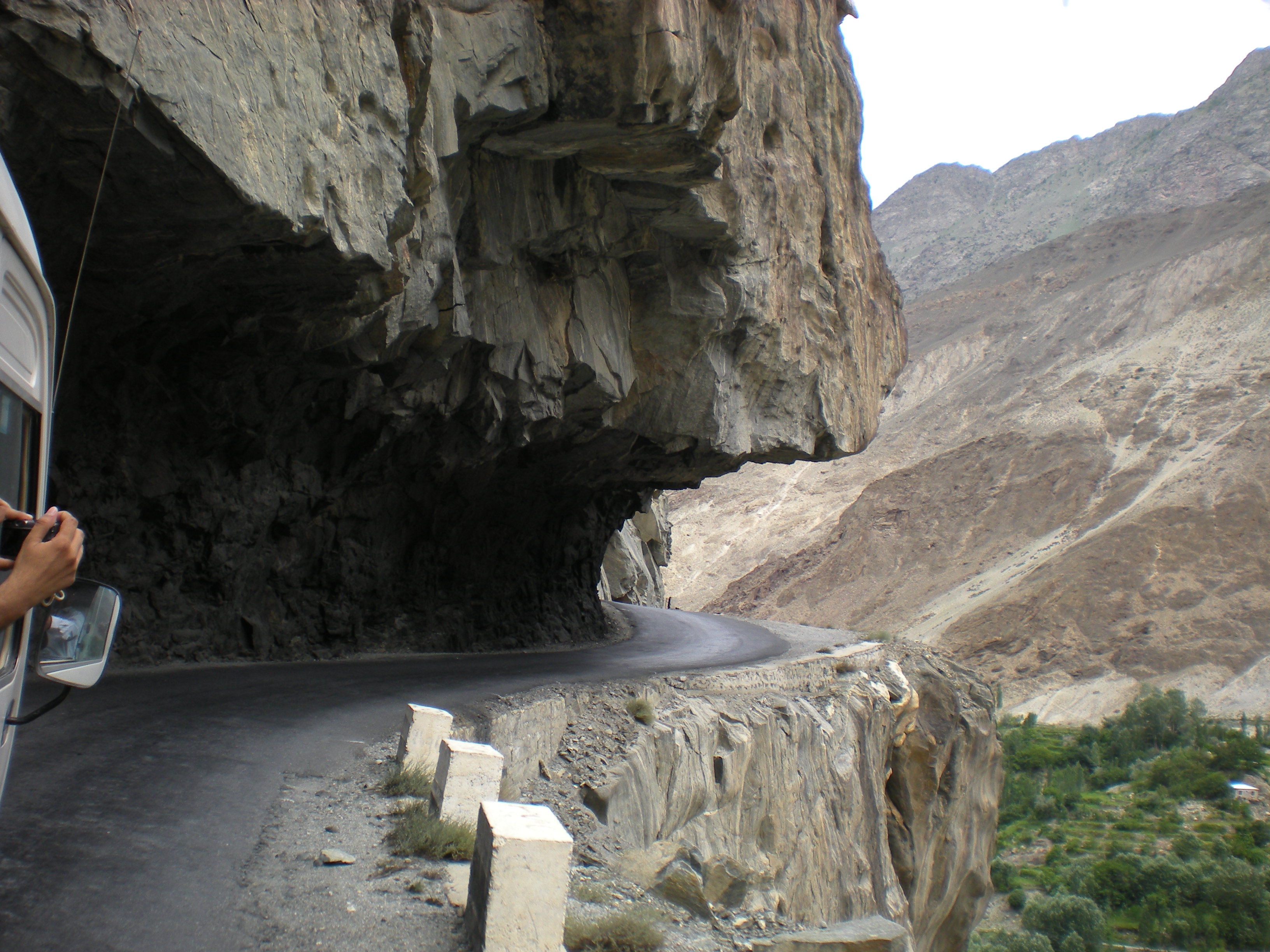 Gilgit-Skardu_Road.jpg