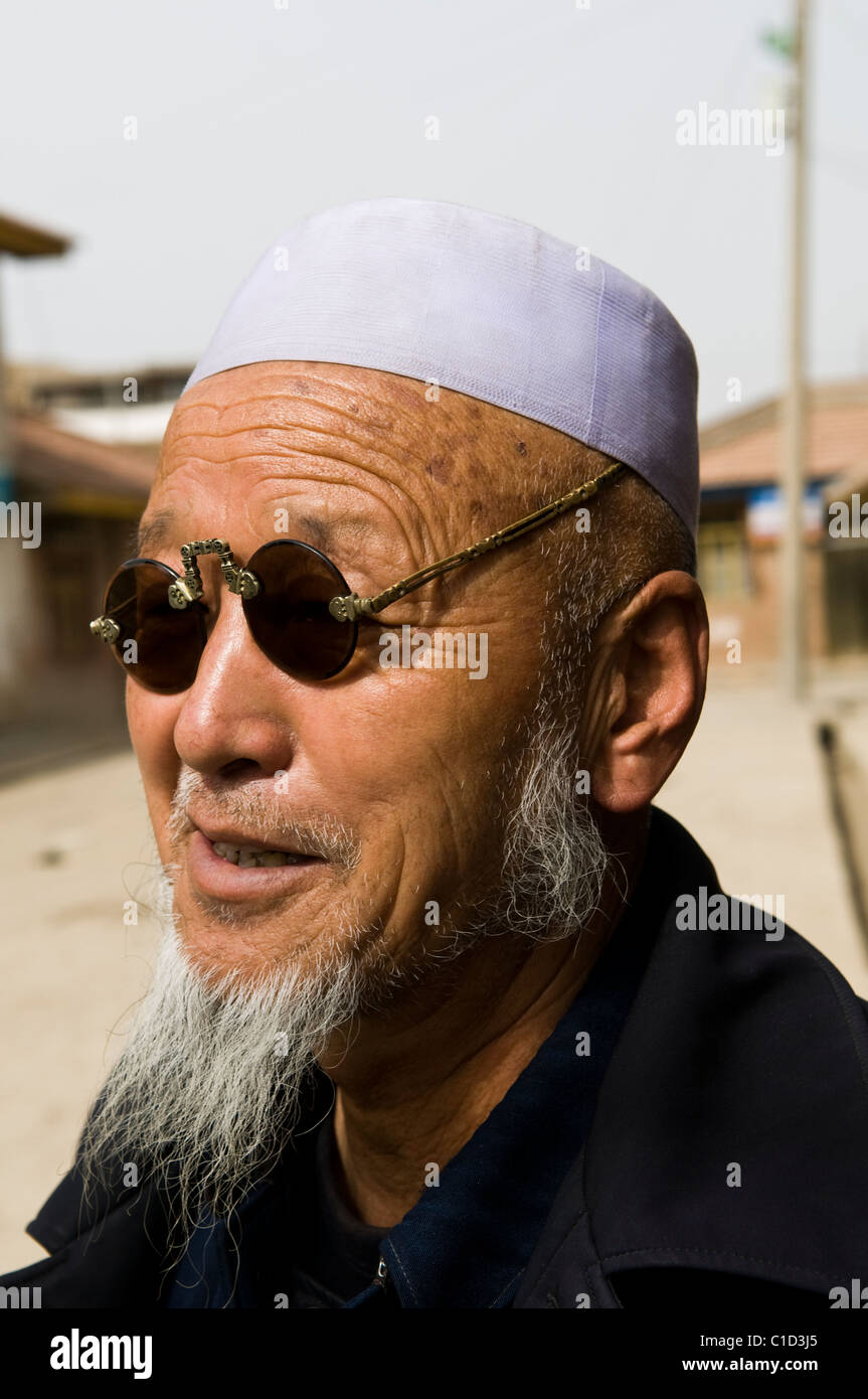 a-hui-muslim-man-wearing-cool-sunglasses-C1D3J5.jpg