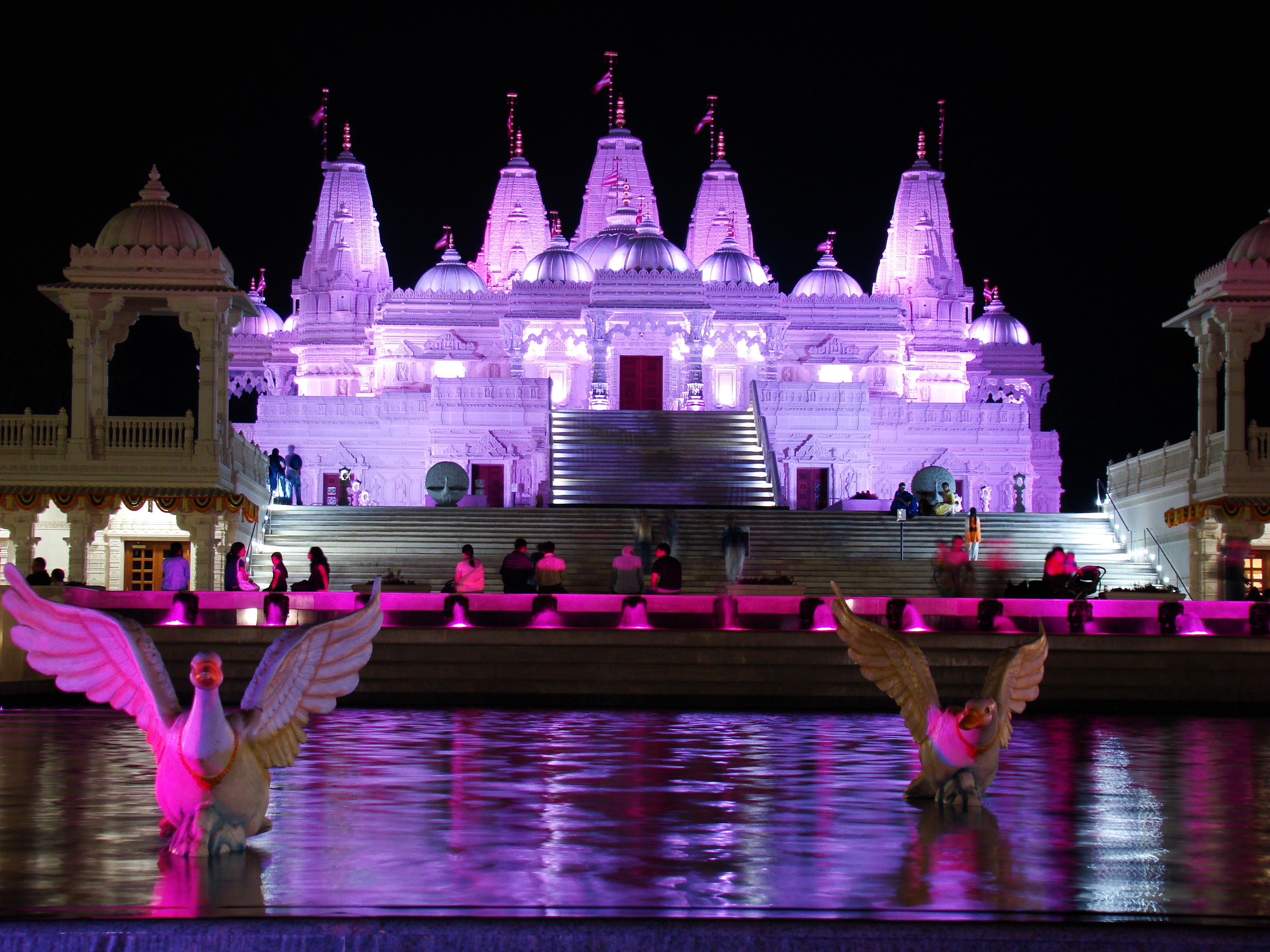 DSC09917_BAPS_Temple_-_E_view_by_Volkan_Yuksel.jpg