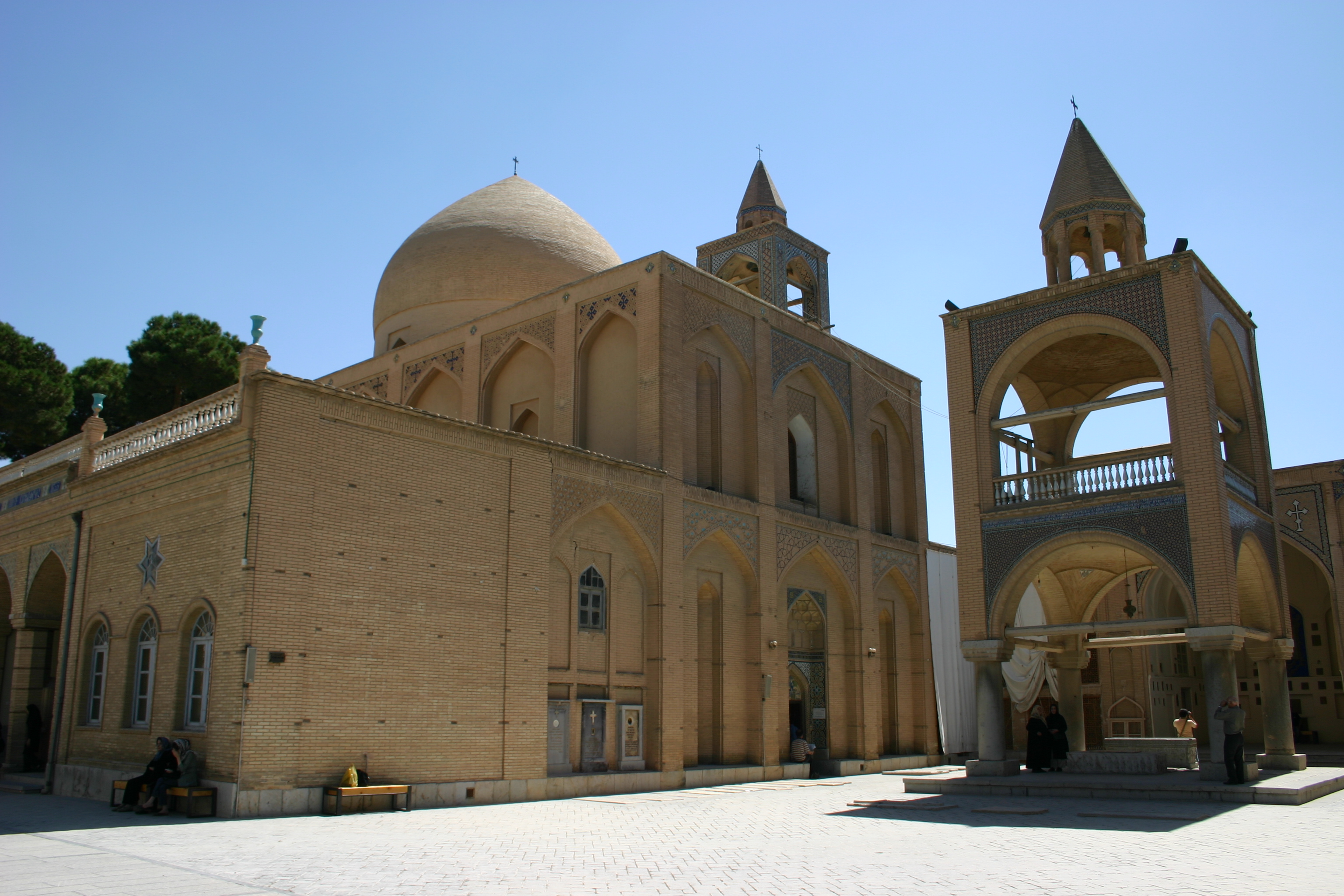 Vank_Cathedral%2C_Armenian_Quarter%2C_Esfahan%2C_Iran.jpg