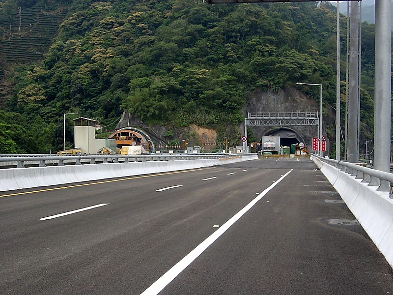 Hsuehshan_tunnel_2002.jpg