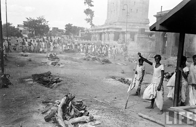 Hindus+burning+their+starved+dead.jpg