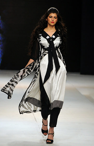 A-Pakistani-model-display-002.jpg