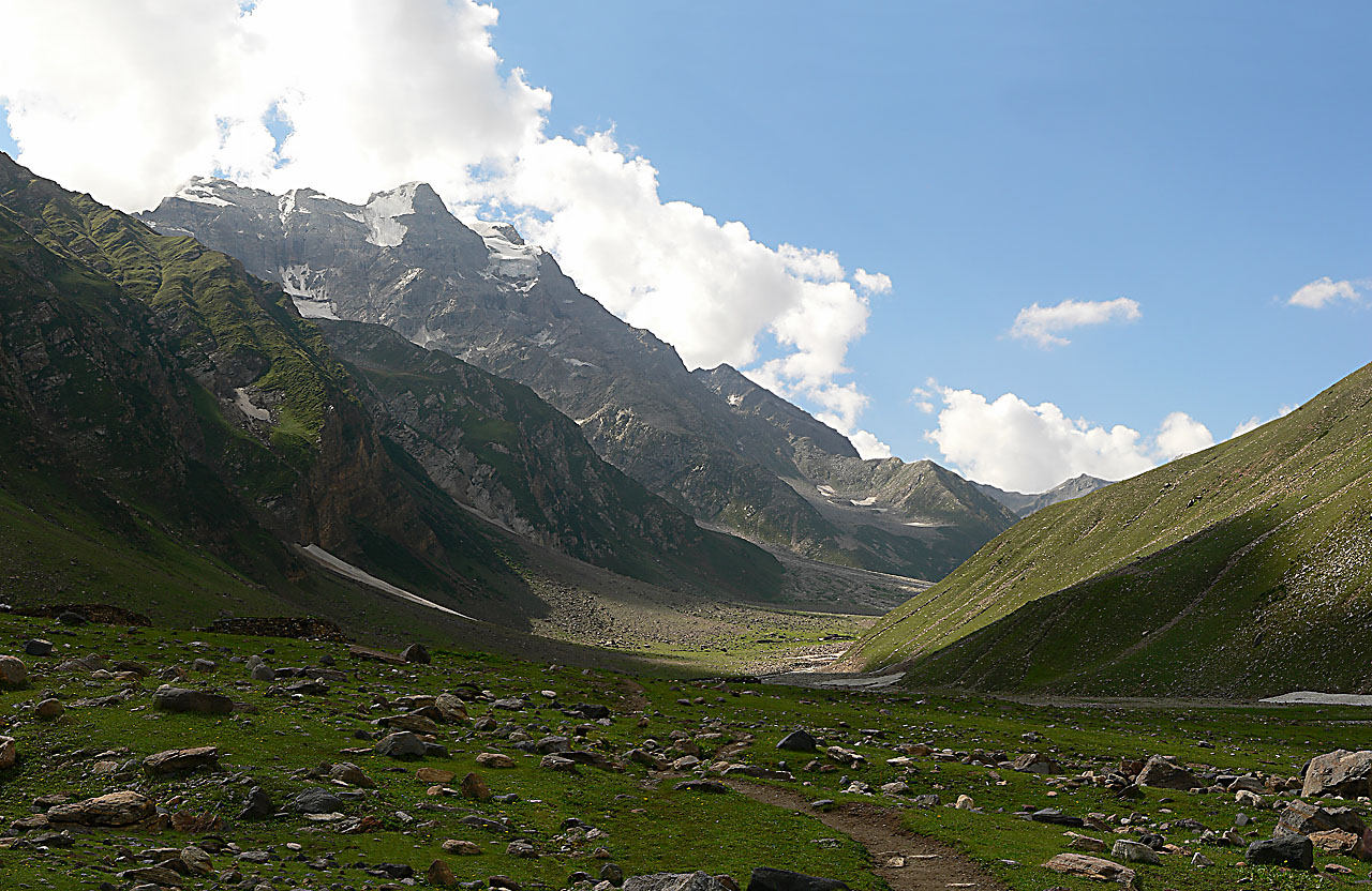 Looking_up_at_Malika_Parbat_Panorama_9162.jpg