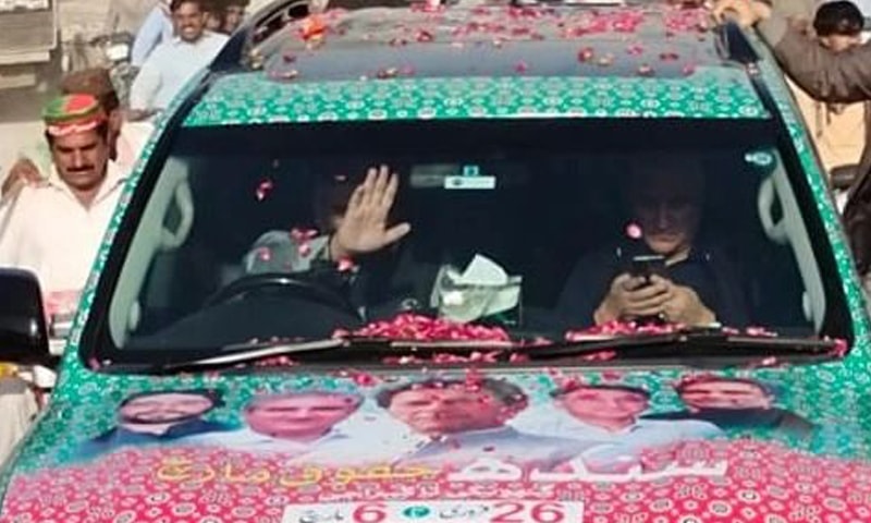 Foreign Minister Shah Mahmood Qureshi (R) leads the Pakistan Tehreek-i-Insaf's Haqooq-i-Sindh March in Ghotki. — Photo courtesy Shah Mahmood Qureshi Instagram