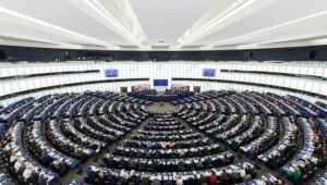 European_Parliament_Strasbourg_Hemicycle_-_Diliff-300x170.jpeg