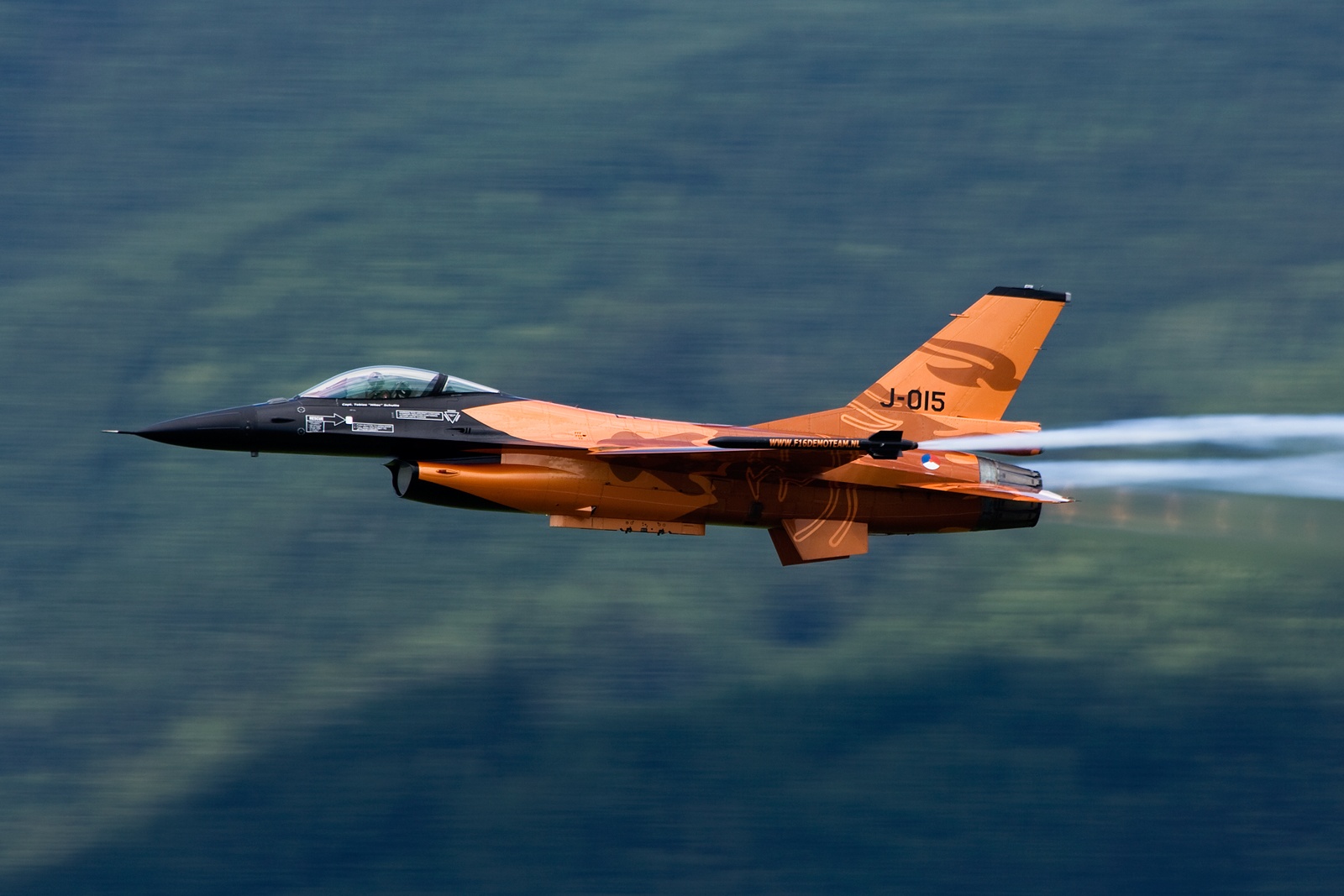 Dutch_Solo_Display_Team_F-16_Vanzura.jpg