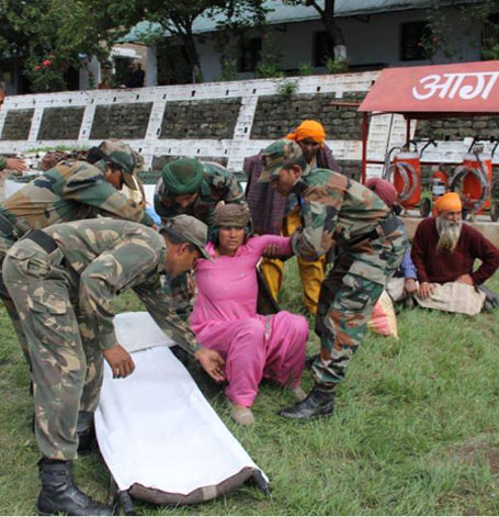 Flood_Relief_in_Utrakhand_455x450_-19-06-13_1371751271.jpg