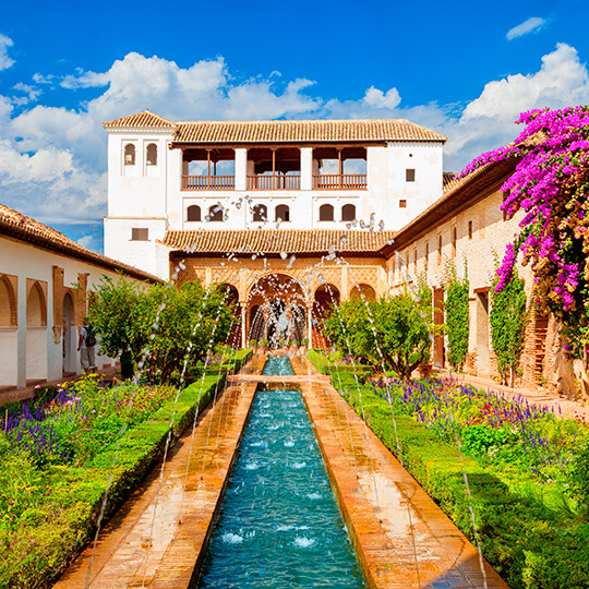 jardines-del-generalife-la-alhambra-de-granada-s266518886.jpg