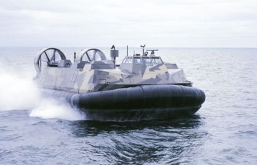 military-hovercraft-194831-719185.jpg