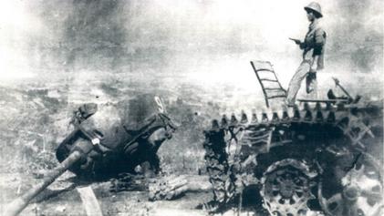 Chinese_tank_destroyed_in_Cao_Bang_1979.jpg