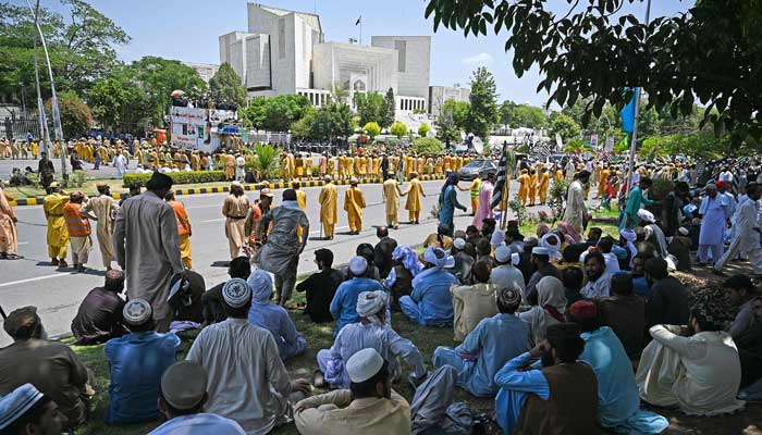 Supporters of parties from Pakistan´s ruling alliance gather near the Supreme Court in Islamabad on May 15, 2023. — AFP