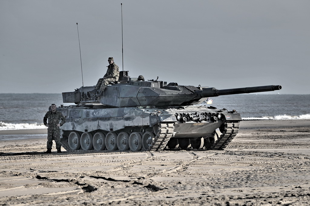 Leopard_2_tank_in_Dutch_service.jpg