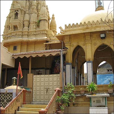 4122847_karachi_temple3.jpg