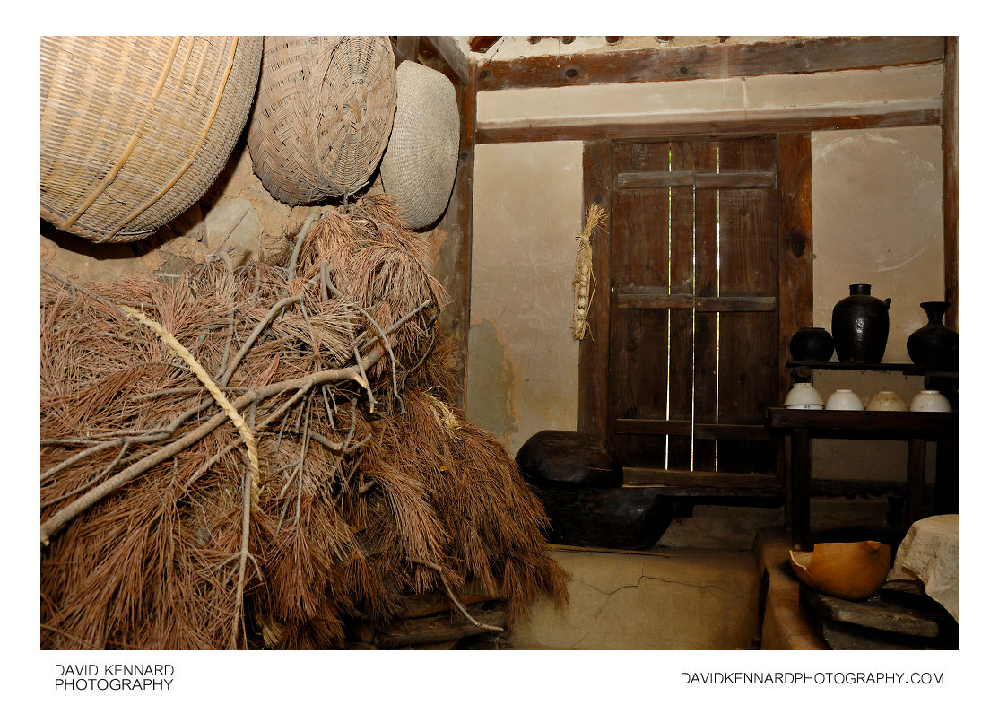 2558-Traditional-Korean-house-interior-room.jpg