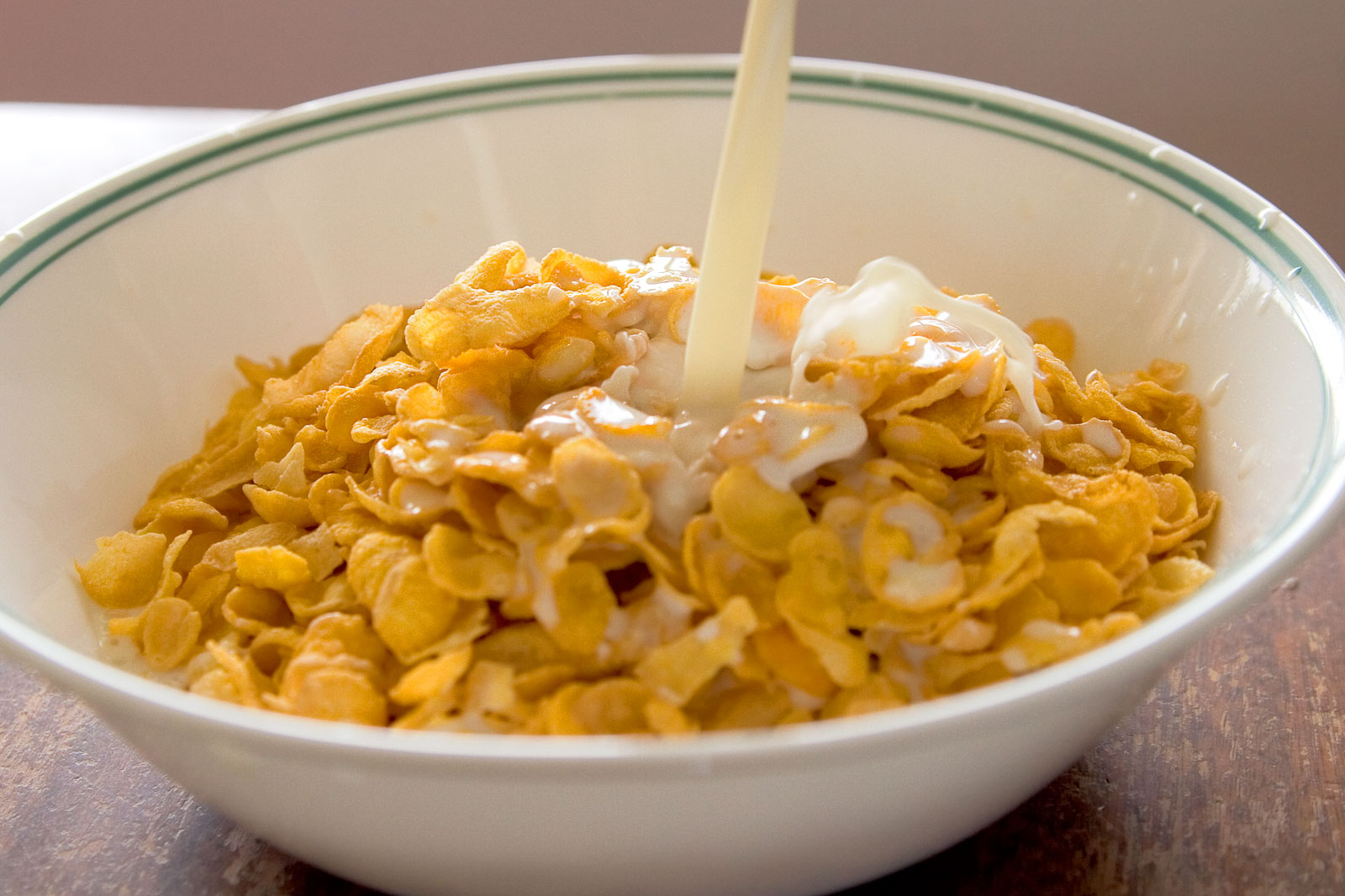 Cornflakes_with_milk_pouring_in.jpg