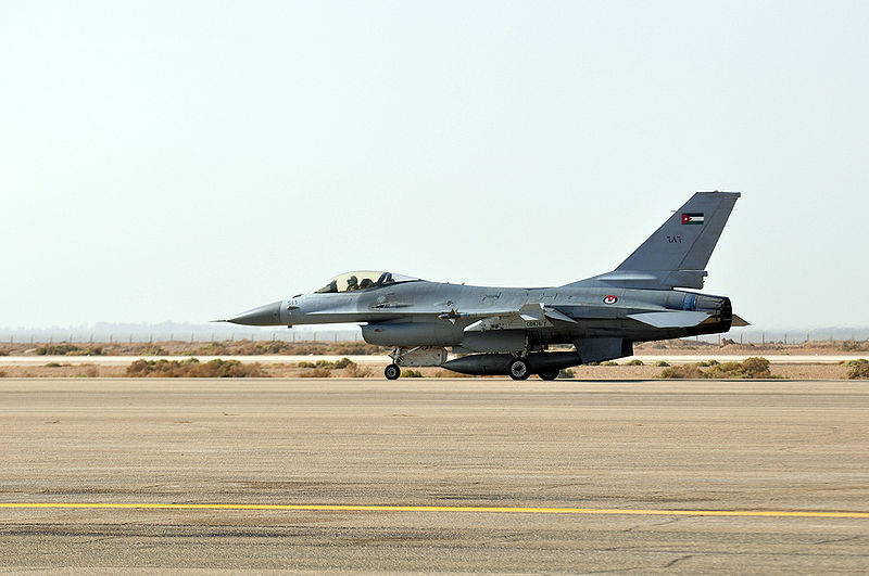 800px-Jordanian_F-16_landing.jpg