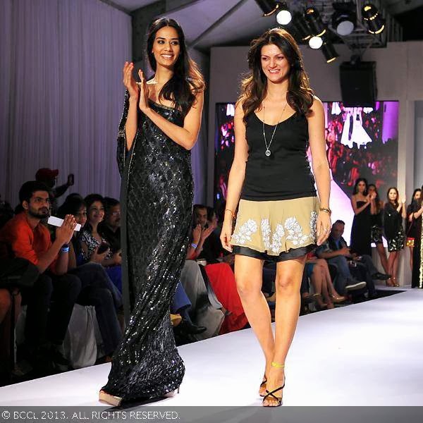 Designer-Nandita-Mahtani-walks-ramp-model.jpg