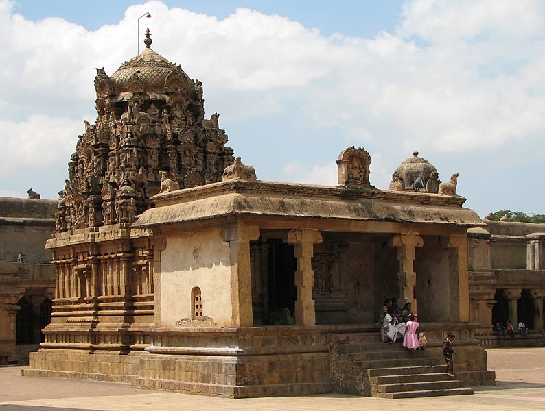 794px-Brihadeeswarar_Temple_04.jpg