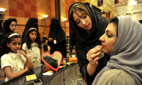 A-Saudi-woman-applies-mak-007.jpg