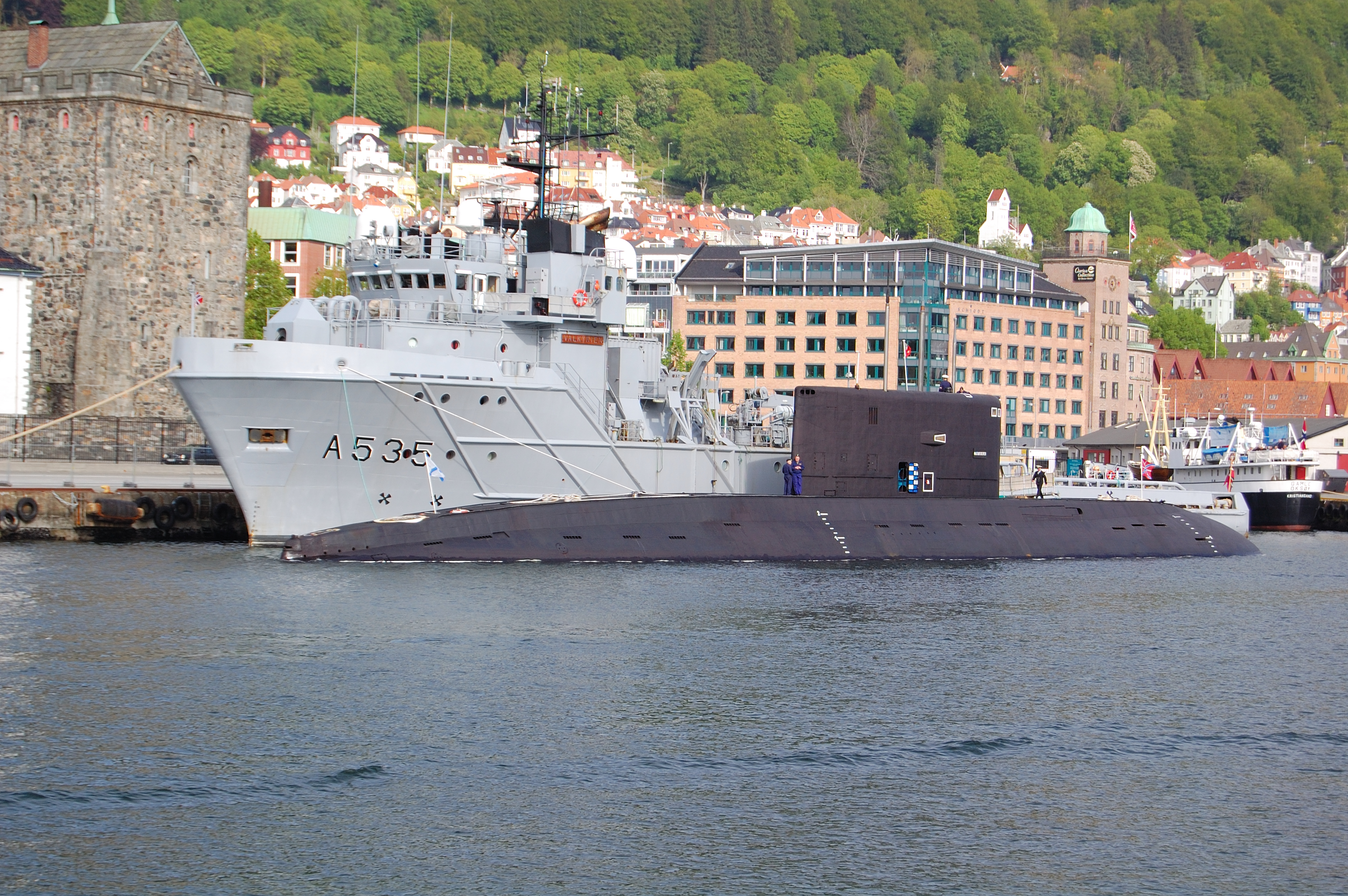 HNoMS_Valkyrien_A535_Russian_submarine_2009_3.JPG