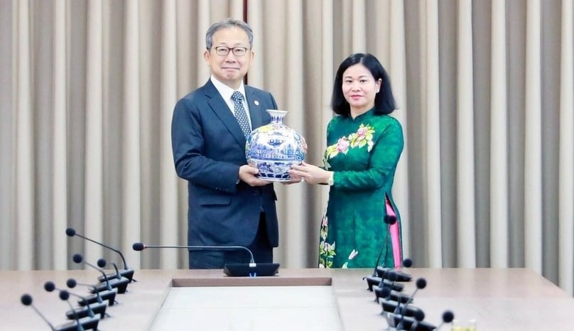 Japanese Ambassador to Vietnam Yamada Takio (left) and Nguyen Thi Tuyen, vice chief of Hanoi's Party Committee, meet in the capital city, October 25, 2023. Photo courtesy of Hanoi Moi (New Hanoi) newspaper.