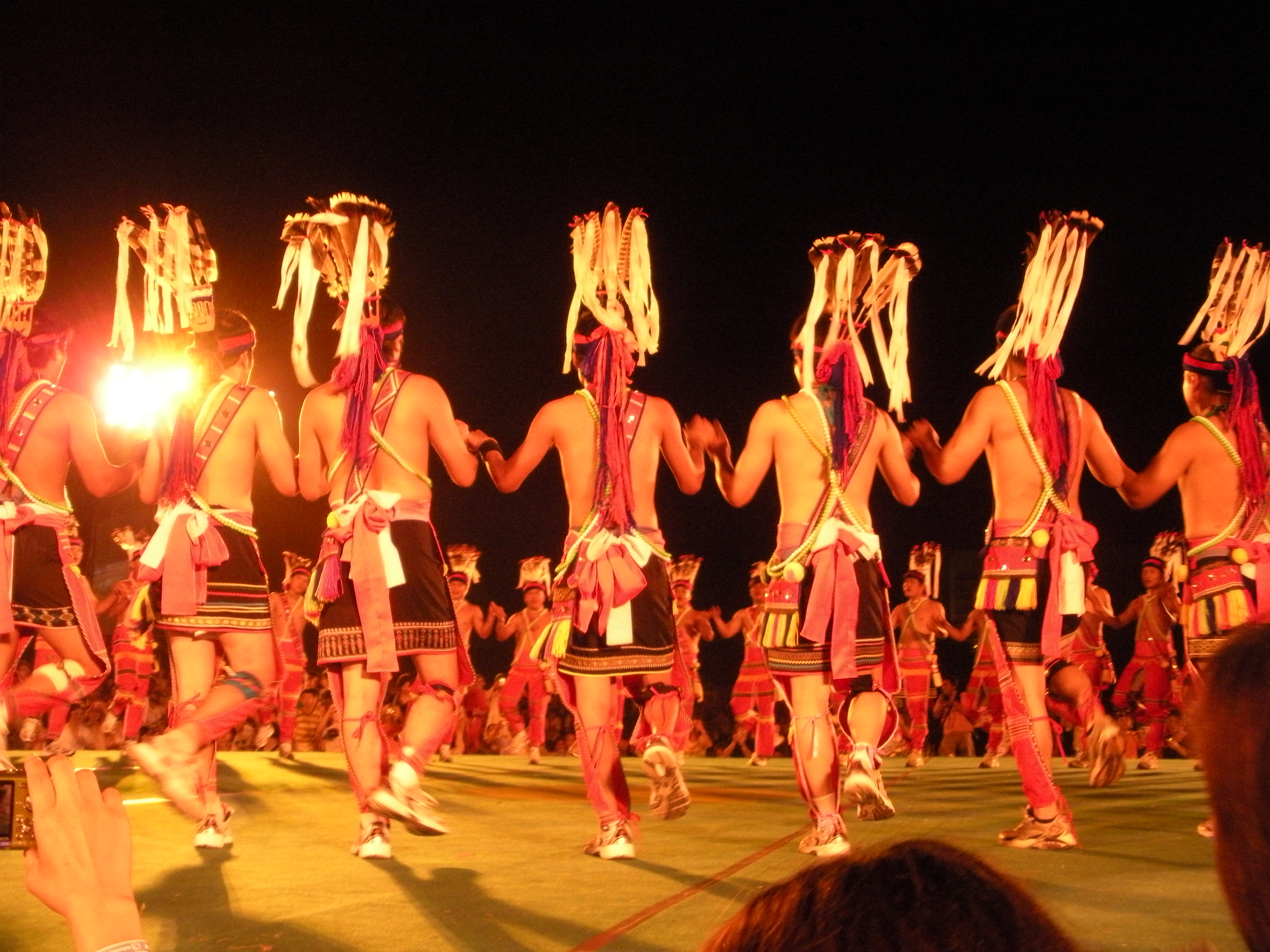 Taiwan_aborigine_amis_dance.jpg