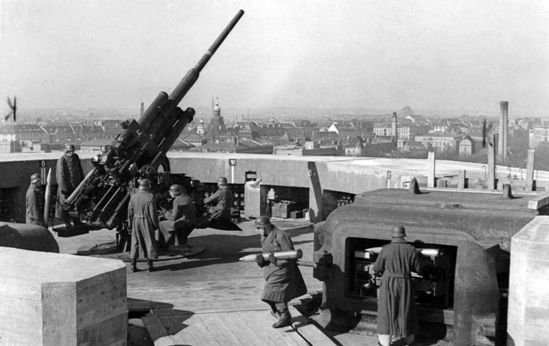 Bundesarchiv_Bild_183-H27779%2C_Berlin%2C_Flakturm_am_Zoo.jpg