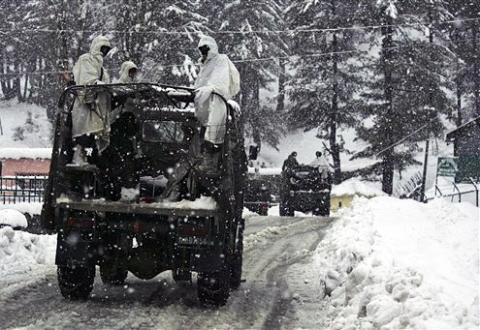 AP_India_Avalanche_08FEB101.jpg