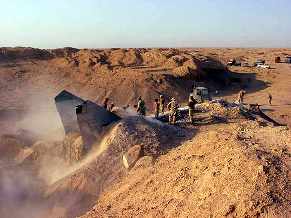 600px-Mig25_buried_in_iraq.jpg