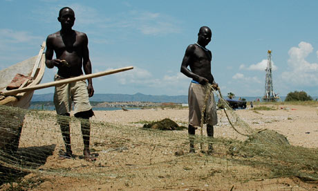 Fishermen-near-an-oil-rig-007.jpg