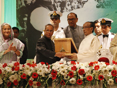 pranab-bangladesh-award-ap.jpg