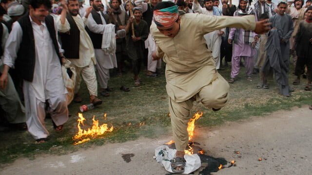 Afghan-man-burns-Pakistan-016.jpg