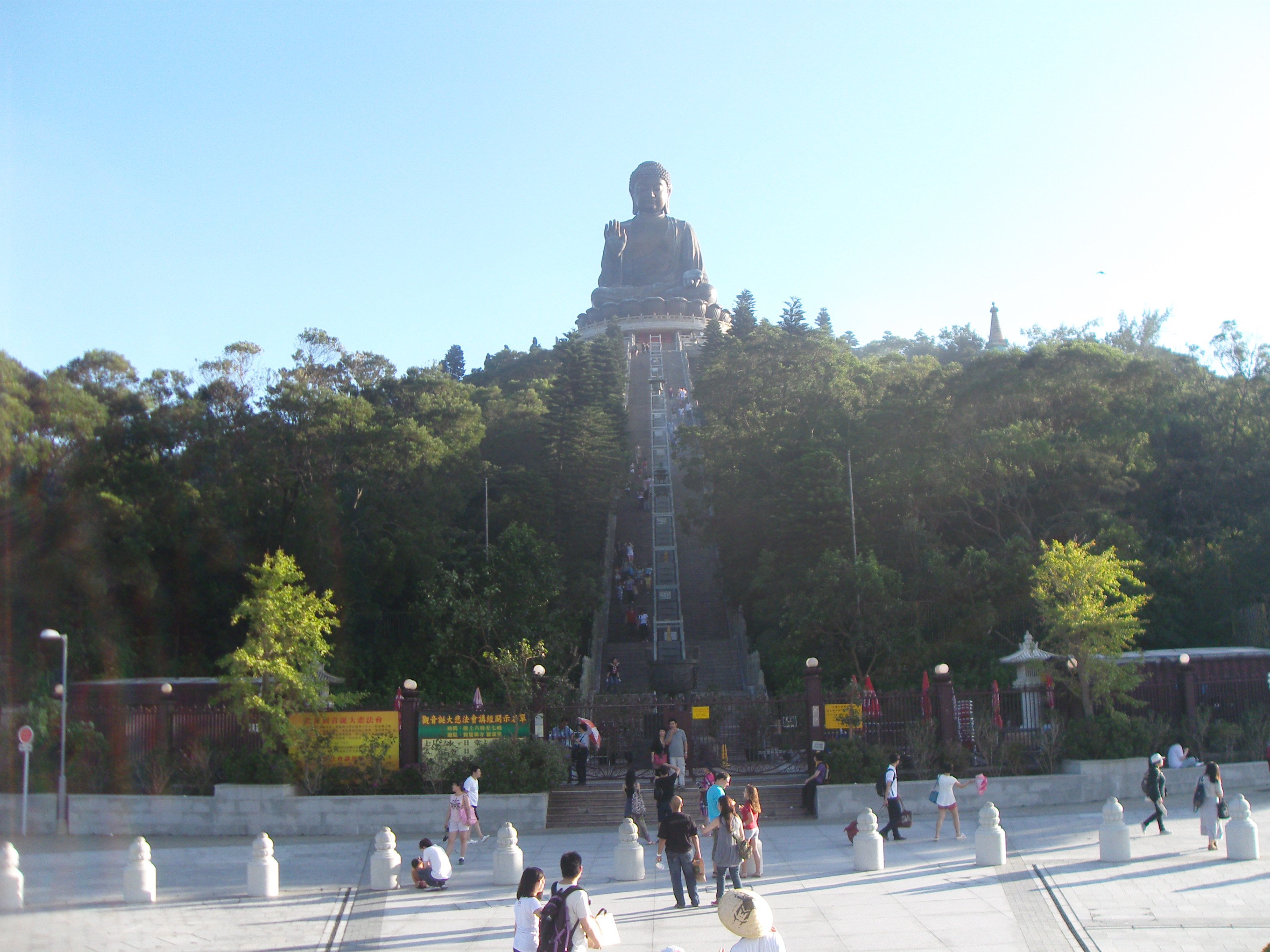 Tian_Tan_Buddha.jpg