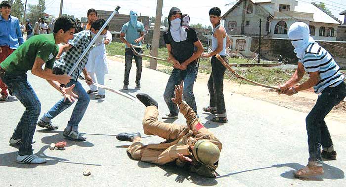 kashmir_beat_policemen_20100712.jpg