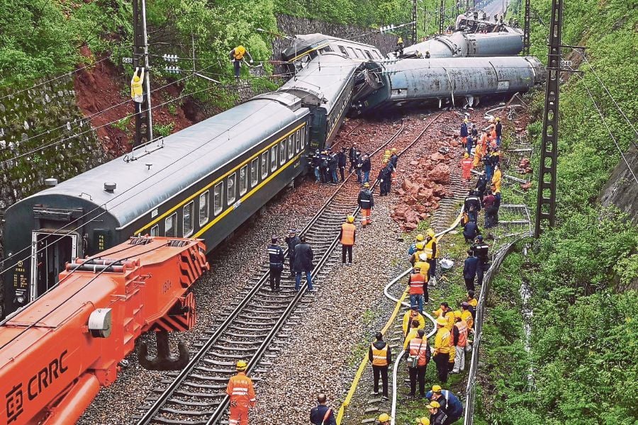 CHINA-ACCIDENT-TRAIN3003_1585574219.jpg