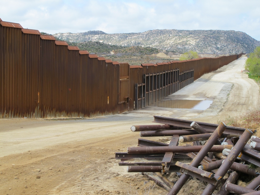 BorderFence_3652_LoRes.jpg