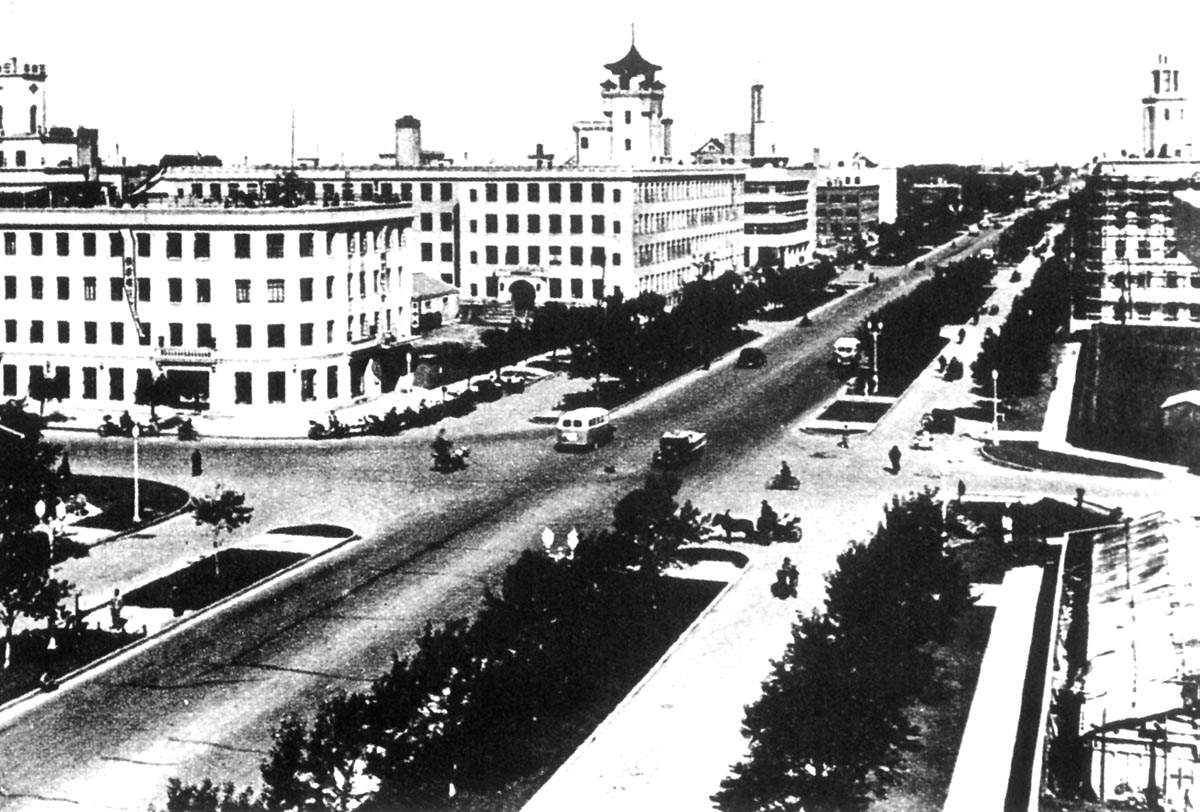 Manchukuo_Hsinking_avenue%20in%20the%20capital,%20Changchun%20renamed%20Hsinking.jpg