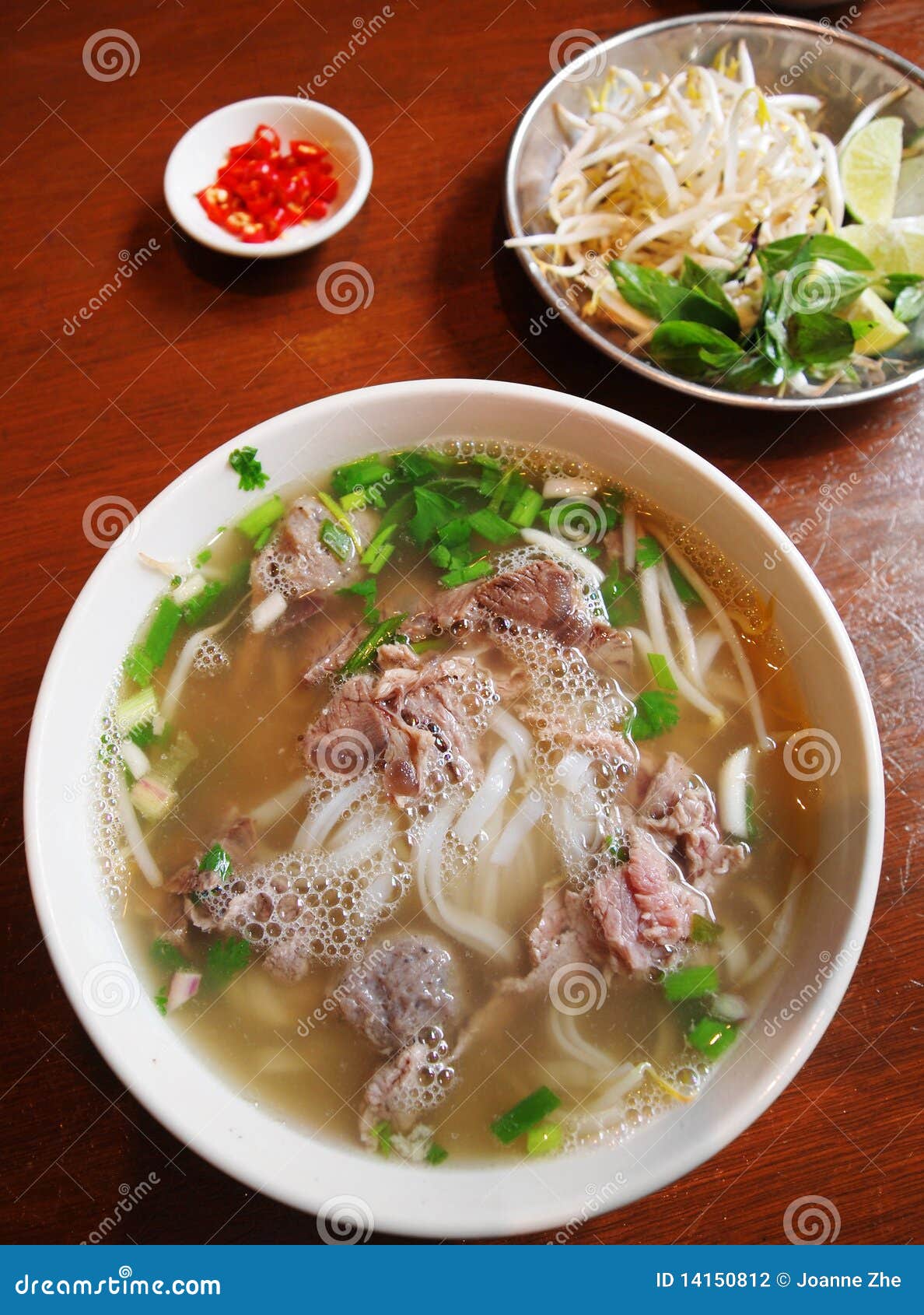 vietnamese-street-food-beef-noodles-14150812.jpg