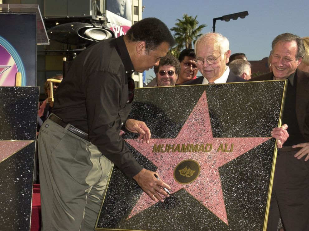 GTY_muhammad_ali_star_03_mm_160606_4x3_992.jpg