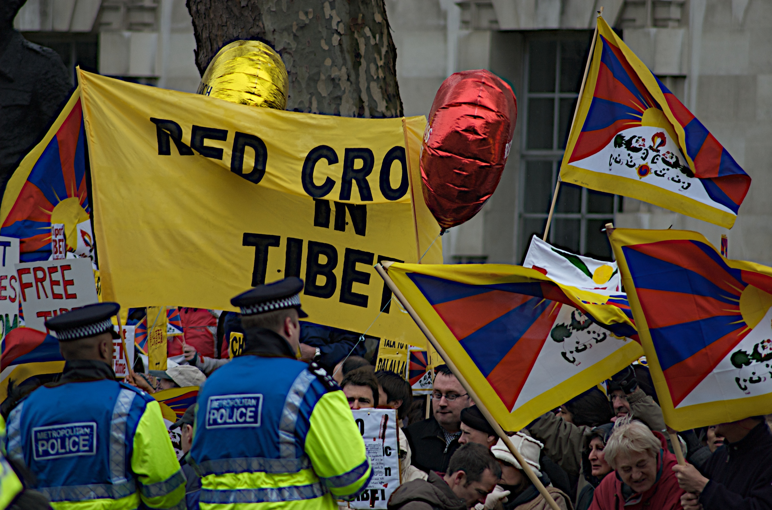 Pro-Tibet_protesters_at_Olympic_torch_relay_in_London_2008.jpg