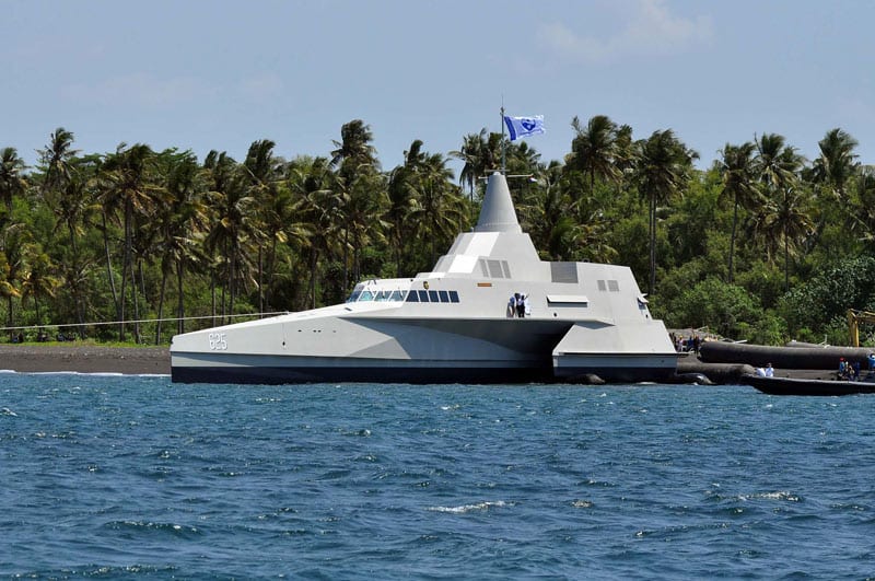 Klewang-Fast-Missile-Trimaran-Launching.jpg