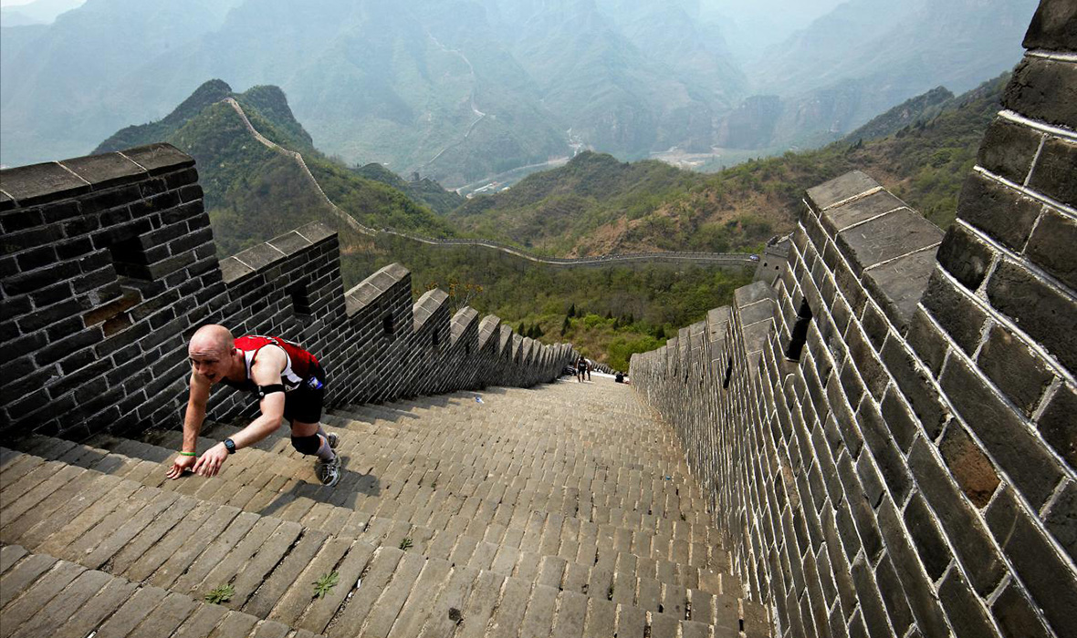 China_GreatWallMarathonCravlingMan_Q0E4956.jpg