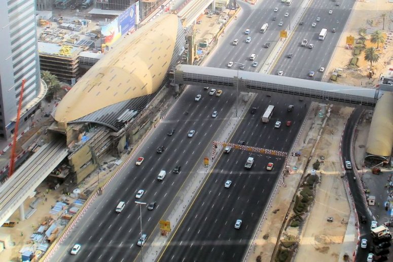 dubai_metro_station_footbridge_775.jpg